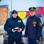 Kołobrzescy policjanci z sercem na dłoni ratują uwięzioną kaczkę 🦆